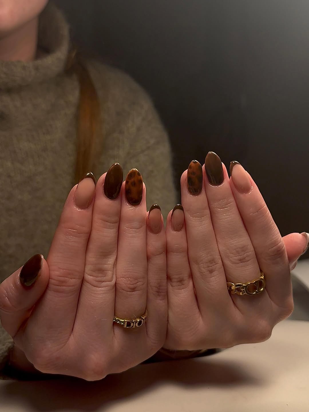 Gelenegler med design i brune toner